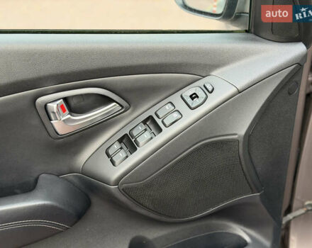 Коричневий Хендай іх35, об'ємом двигуна 2 л та пробігом 230 тис. км за 15300 $, фото 16 на Automoto.ua