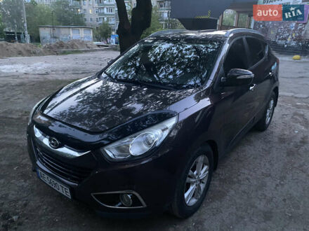 Коричневый Хендай их35, объемом двигателя 2 л и пробегом 240 тыс. км за 10000 $, фото 1 на Automoto.ua