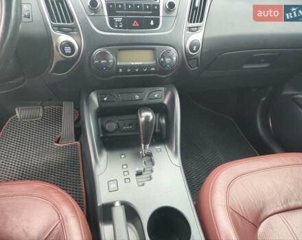 Красный Хендай их35, объемом двигателя 2 л и пробегом 238 тыс. км за 10800 $, фото 13 на Automoto.ua