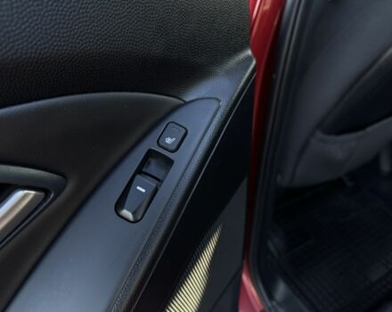 Красный Хендай их35, объемом двигателя 1.7 л и пробегом 285 тыс. км за 10999 $, фото 8 на Automoto.ua