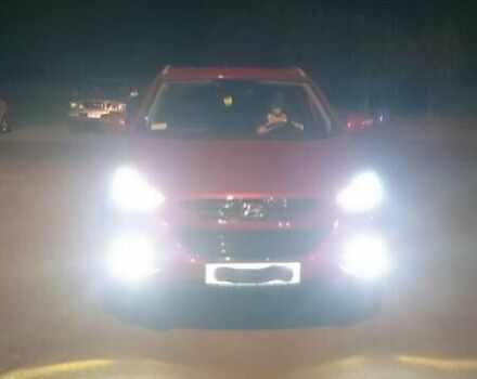 Красный Хендай их35, объемом двигателя 2 л и пробегом 100 тыс. км за 12000 $, фото 1 на Automoto.ua