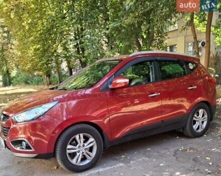 Красный Хендай их35, объемом двигателя 2 л и пробегом 100 тыс. км за 12000 $, фото 4 на Automoto.ua