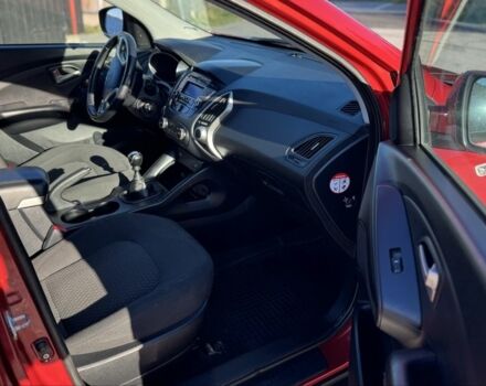 Красный Хендай их35, объемом двигателя 1.7 л и пробегом 285 тыс. км за 10999 $, фото 6 на Automoto.ua