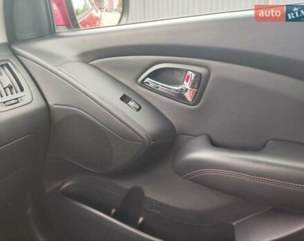 Красный Хендай их35, объемом двигателя 2 л и пробегом 238 тыс. км за 10800 $, фото 12 на Automoto.ua