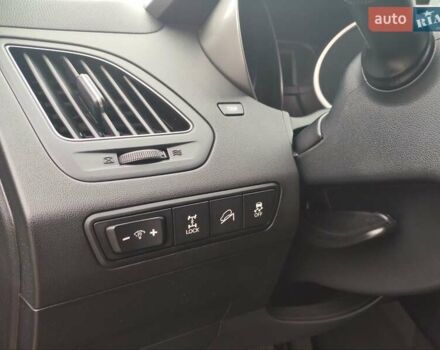 Красный Хендай их35, объемом двигателя 2 л и пробегом 238 тыс. км за 10800 $, фото 3 на Automoto.ua