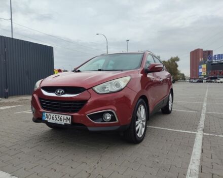 Красный Хендай их35, объемом двигателя 2 л и пробегом 238 тыс. км за 10200 $, фото 1 на Automoto.ua