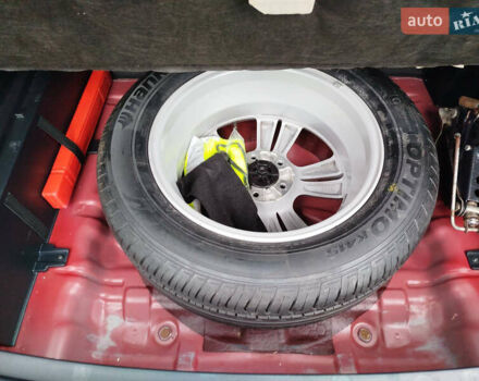 Красный Хендай их35, объемом двигателя 1.7 л и пробегом 170 тыс. км за 10300 $, фото 16 на Automoto.ua