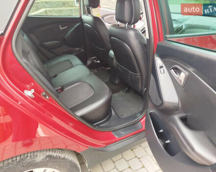 Красный Хендай их35, объемом двигателя 1.7 л и пробегом 170 тыс. км за 10200 $, фото 10 на Automoto.ua