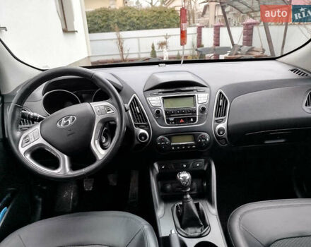 Красный Хендай их35, объемом двигателя 1.7 л и пробегом 170 тыс. км за 10300 $, фото 14 на Automoto.ua