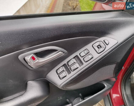 Красный Хендай их35, объемом двигателя 1.7 л и пробегом 170 тыс. км за 10300 $, фото 15 на Automoto.ua