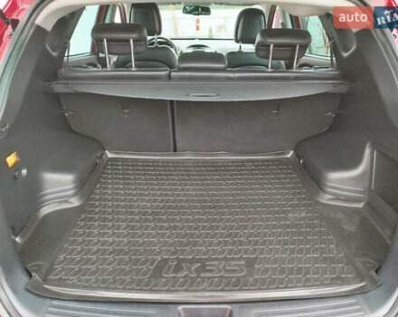 Красный Хендай их35, объемом двигателя 1.7 л и пробегом 170 тыс. км за 10300 $, фото 10 на Automoto.ua