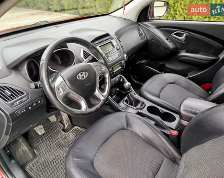 Красный Хендай их35, объемом двигателя 1.7 л и пробегом 170 тыс. км за 10200 $, фото 7 на Automoto.ua