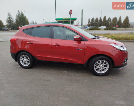 Красный Хендай их35, объемом двигателя 1.7 л и пробегом 170 тыс. км за 10300 $, фото 5 на Automoto.ua