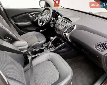 Красный Хендай их35, объемом двигателя 1.7 л и пробегом 170 тыс. км за 10300 $, фото 11 на Automoto.ua