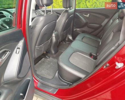 Красный Хендай их35, объемом двигателя 1.7 л и пробегом 170 тыс. км за 10200 $, фото 12 на Automoto.ua