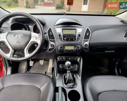 Красный Хендай их35, объемом двигателя 1.7 л и пробегом 170 тыс. км за 10200 $, фото 15 на Automoto.ua