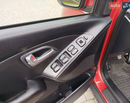 Красный Хендай их35, объемом двигателя 1.7 л и пробегом 170 тыс. км за 10200 $, фото 8 на Automoto.ua