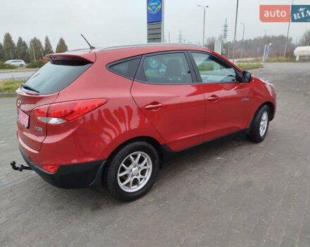 Красный Хендай их35, объемом двигателя 1.7 л и пробегом 170 тыс. км за 10300 $, фото 4 на Automoto.ua