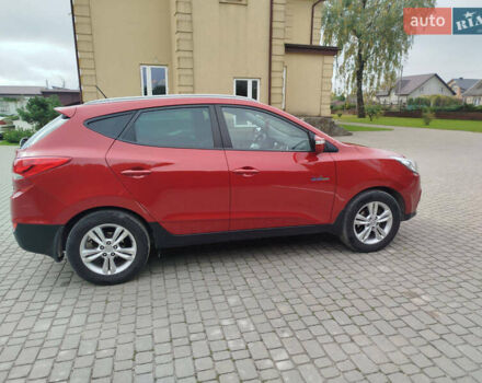 Красный Хендай их35, объемом двигателя 1.7 л и пробегом 170 тыс. км за 10200 $, фото 3 на Automoto.ua