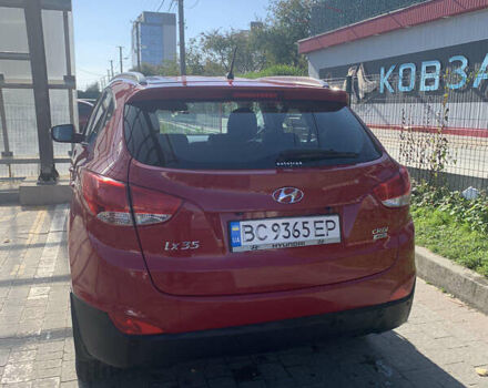 Красный Хендай их35, объемом двигателя 2 л и пробегом 115 тыс. км за 13400 $, фото 3 на Automoto.ua