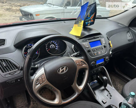 Червоний Хендай іх35, об'ємом двигуна 2 л та пробігом 71 тис. км за 13300 $, фото 3 на Automoto.ua