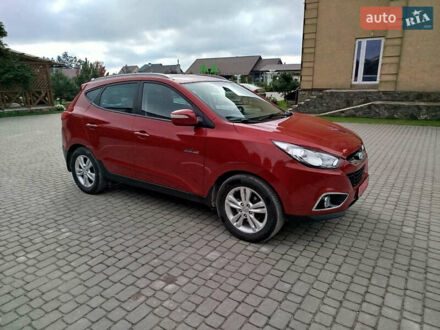 Красный Хендай их35, объемом двигателя 1.7 л и пробегом 169 тыс. км за 10550 $, фото 1 на Automoto.ua