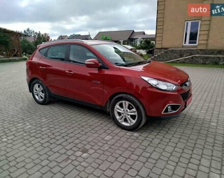 Красный Хендай их35, объемом двигателя 1.7 л и пробегом 170 тыс. км за 10200 $, фото 1 на Automoto.ua