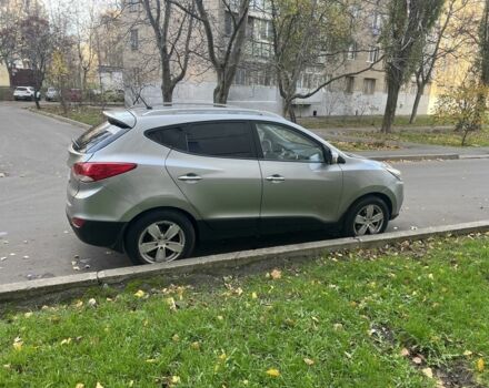 Сірий Хендай іх35, об'ємом двигуна 2 л та пробігом 156 тис. км за 9999 $, фото 3 на Automoto.ua