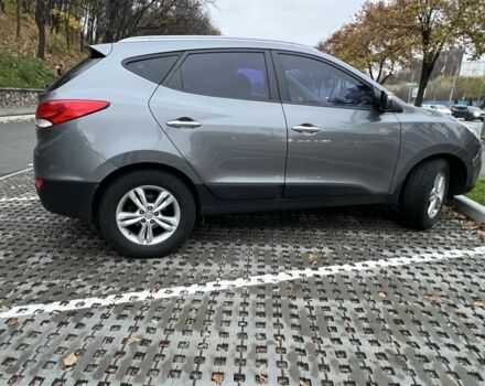 Серый Хендай их35, объемом двигателя 2 л и пробегом 150 тыс. км за 13650 $, фото 2 на Automoto.ua