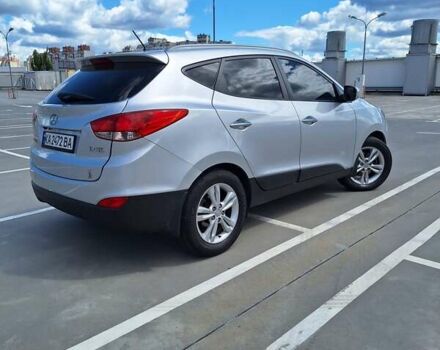 Серый Хендай их35, объемом двигателя 2 л и пробегом 174 тыс. км за 12000 $, фото 5 на Automoto.ua