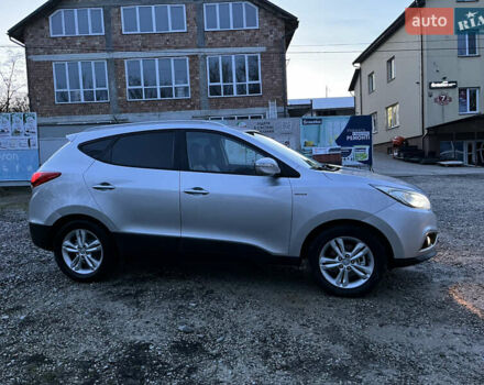 Серый Хендай их35, объемом двигателя 2 л и пробегом 228 тыс. км за 10450 $, фото 4 на Automoto.ua