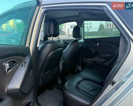 Серый Хендай их35, объемом двигателя 2 л и пробегом 180 тыс. км за 11200 $, фото 4 на Automoto.ua