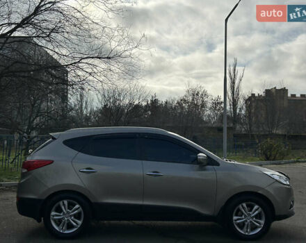 Серый Хендай их35, объемом двигателя 2 л и пробегом 170 тыс. км за 11999 $, фото 3 на Automoto.ua