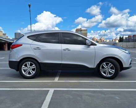 Серый Хендай их35, объемом двигателя 2 л и пробегом 174 тыс. км за 12000 $, фото 3 на Automoto.ua