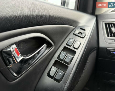 Серый Хендай их35, объемом двигателя 2 л и пробегом 175 тыс. км за 7350 $, фото 24 на Automoto.ua