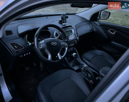 Серый Хендай их35, объемом двигателя 2 л и пробегом 228 тыс. км за 10450 $, фото 10 на Automoto.ua