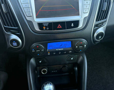 Серый Хендай их35, объемом двигателя 2 л и пробегом 180 тыс. км за 11200 $, фото 6 на Automoto.ua