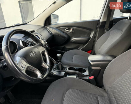 Серый Хендай их35, объемом двигателя 2 л и пробегом 260 тыс. км за 9800 $, фото 13 на Automoto.ua