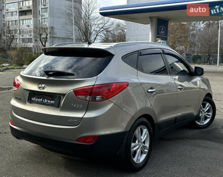 Серый Хендай их35, объемом двигателя 2 л и пробегом 170 тыс. км за 11999 $, фото 4 на Automoto.ua