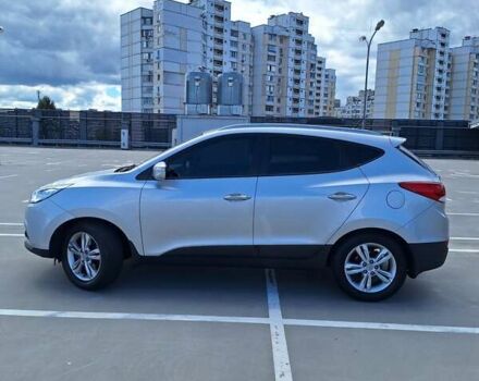 Серый Хендай их35, объемом двигателя 2 л и пробегом 174 тыс. км за 12000 $, фото 9 на Automoto.ua