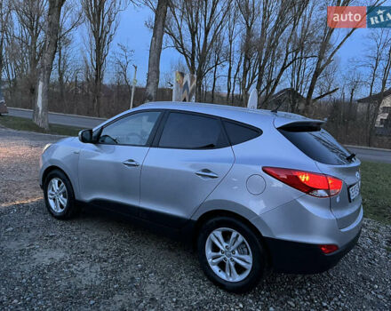 Серый Хендай их35, объемом двигателя 2 л и пробегом 228 тыс. км за 10450 $, фото 5 на Automoto.ua