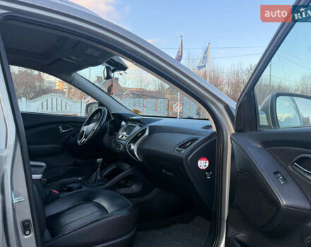 Серый Хендай их35, объемом двигателя 2 л и пробегом 180 тыс. км за 11200 $, фото 3 на Automoto.ua