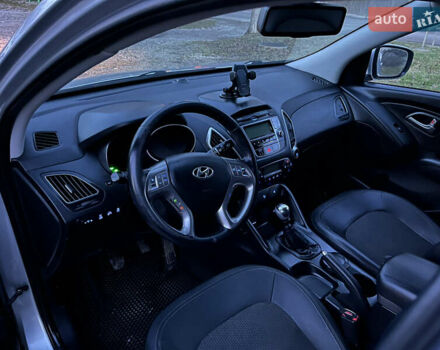 Серый Хендай их35, объемом двигателя 2 л и пробегом 228 тыс. км за 10450 $, фото 6 на Automoto.ua