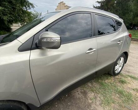 Серый Хендай их35, объемом двигателя 2 л и пробегом 72 тыс. км за 11000 $, фото 2 на Automoto.ua