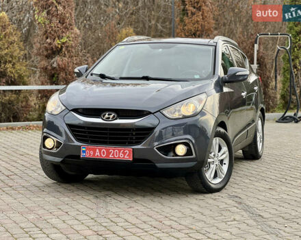 Серый Хендай их35, объемом двигателя 2 л и пробегом 262 тыс. км за 12150 $, фото 2 на Automoto.ua