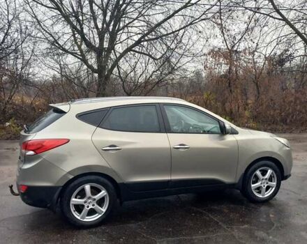 Серый Хендай их35, объемом двигателя 2 л и пробегом 244 тыс. км за 10950 $, фото 4 на Automoto.ua