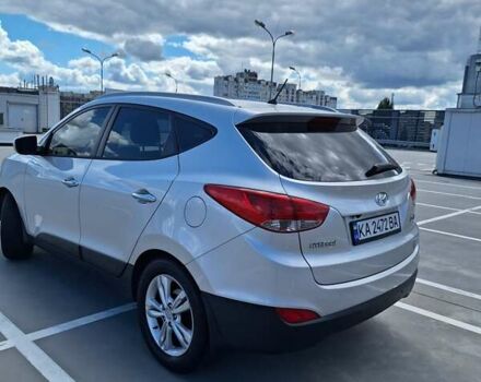 Серый Хендай их35, объемом двигателя 2 л и пробегом 174 тыс. км за 12000 $, фото 4 на Automoto.ua