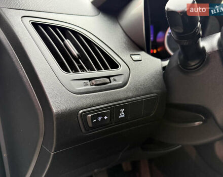 Серый Хендай их35, объемом двигателя 2 л и пробегом 175 тыс. км за 7350 $, фото 23 на Automoto.ua