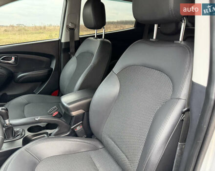 Сірий Хендай іх35, об'ємом двигуна 2 л та пробігом 132 тис. км за 11999 $, фото 23 на Automoto.ua