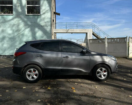 Серый Хендай их35, объемом двигателя 2 л и пробегом 237 тыс. км за 10900 $, фото 6 на Automoto.ua